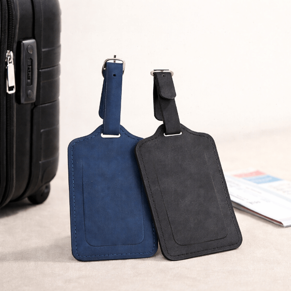 תג מזוודה דמוי עור PU הניתן למיתוג, בעיצוב יוקרתי עם רצועת חיבור מתכתית, מתאים למתנות ממותגות לעובדים וללקוחות